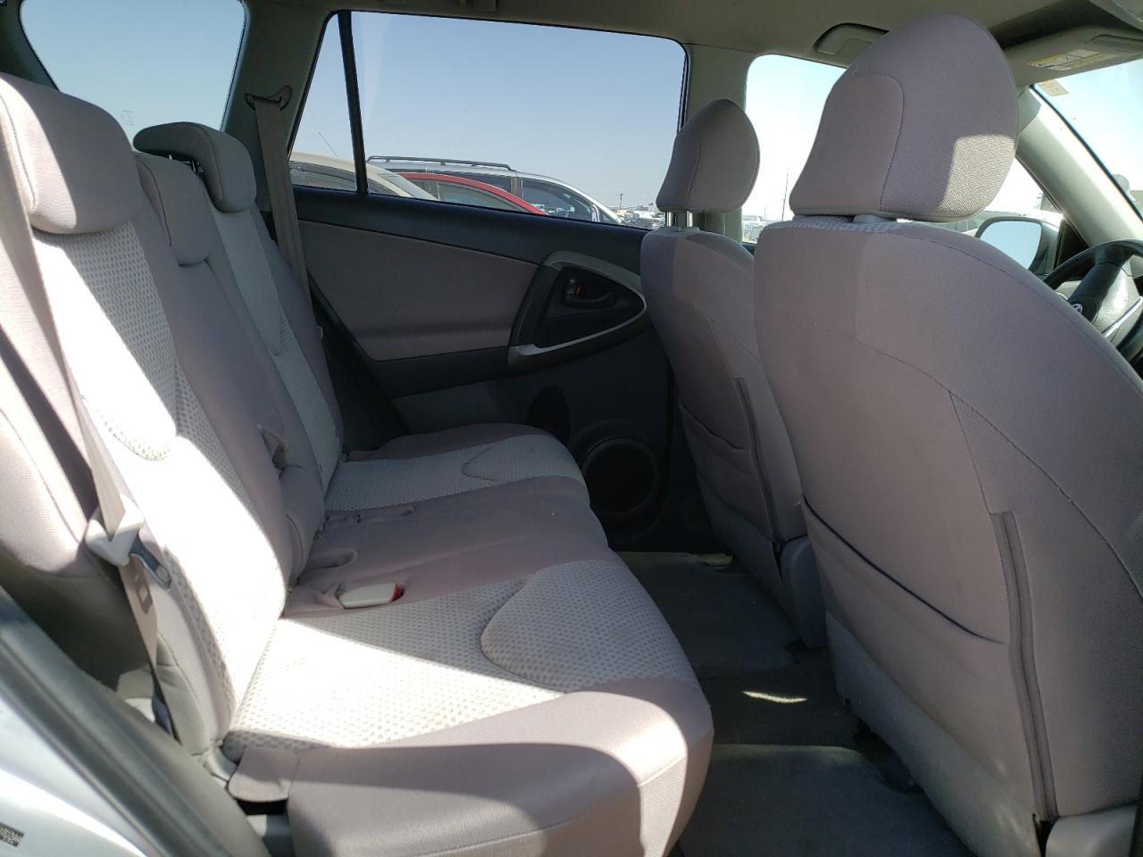 Photo 6 from auction – 2006 TOYOTA RAV4 with VIN JTMBD33V165032344