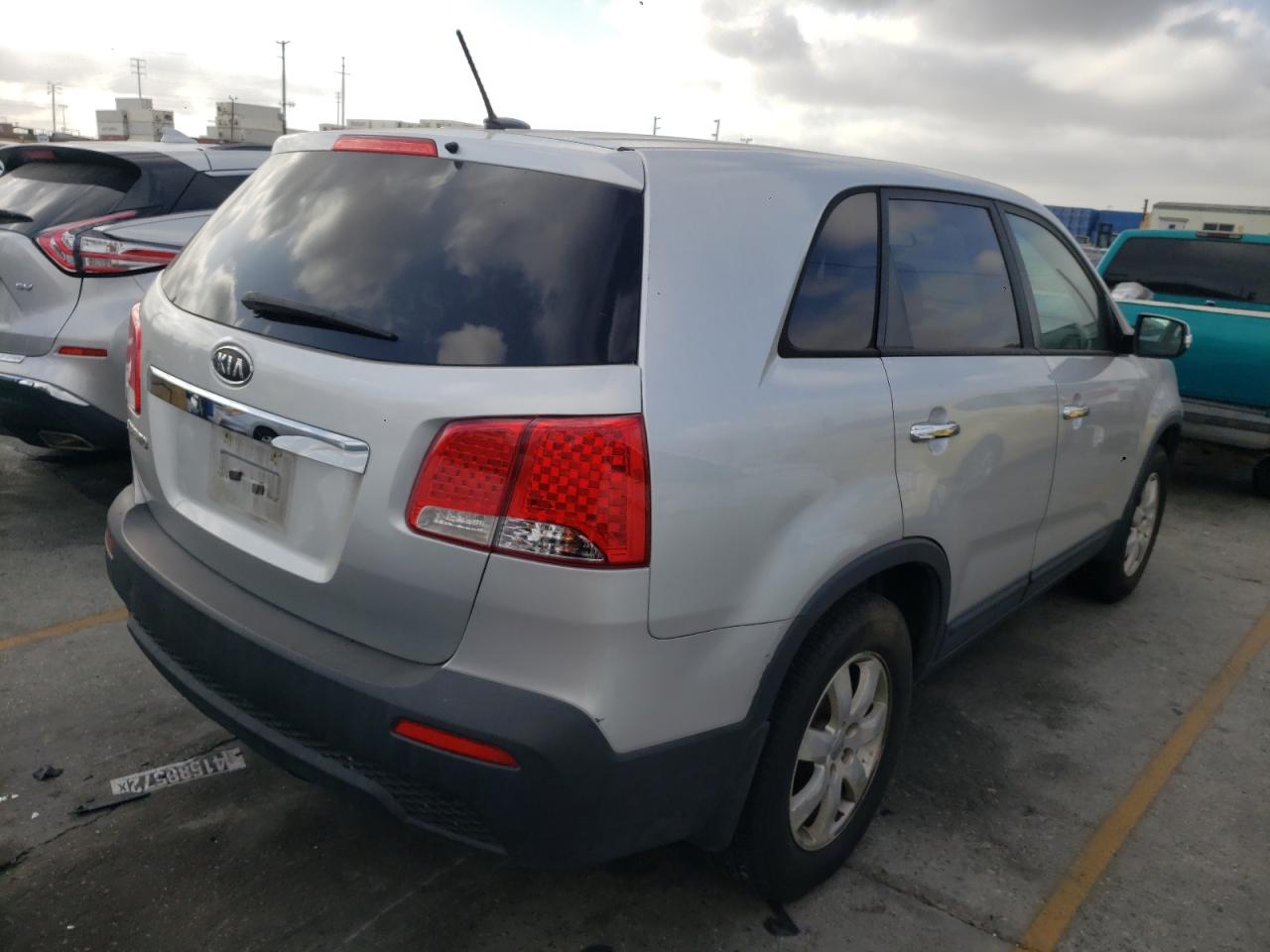 Photo 4 from auction – 2013 KIA SORENTO LX with VIN 5XYKT4A17DG313223