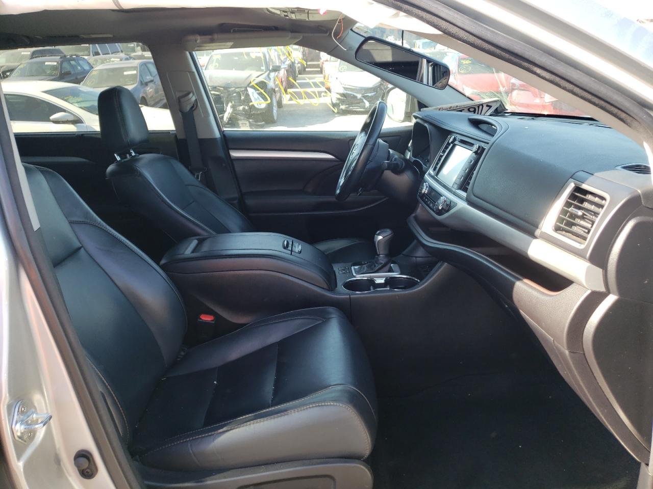 Photo 5 from auction – 2017 TOYOTA HIGHLANDER with VIN 5TDKZRFH9HS513403