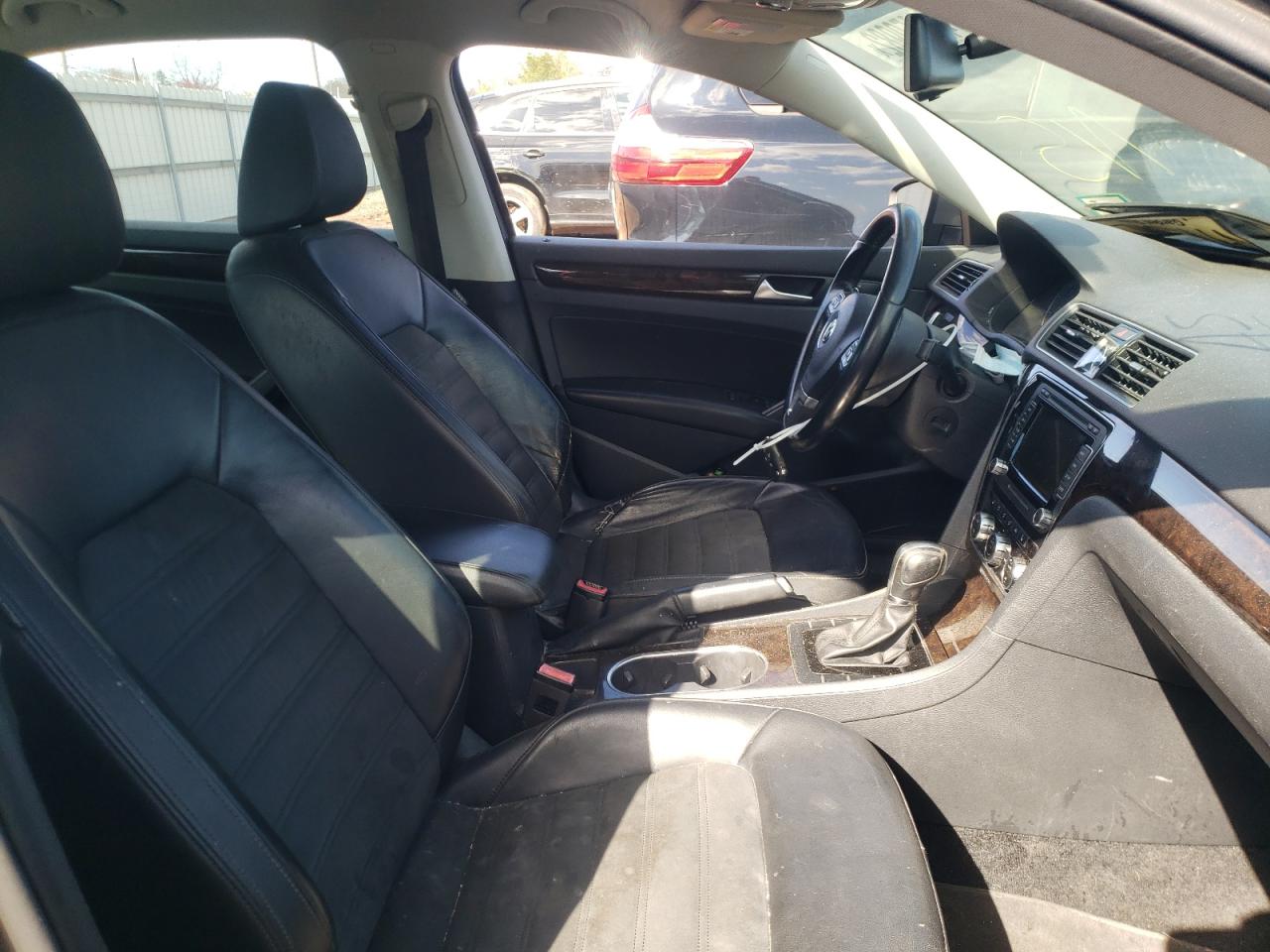 Photo 19 from auction – 2015 VOLKSWAGEN PASSAT SEL with VIN 1VWCT7A35FC021064