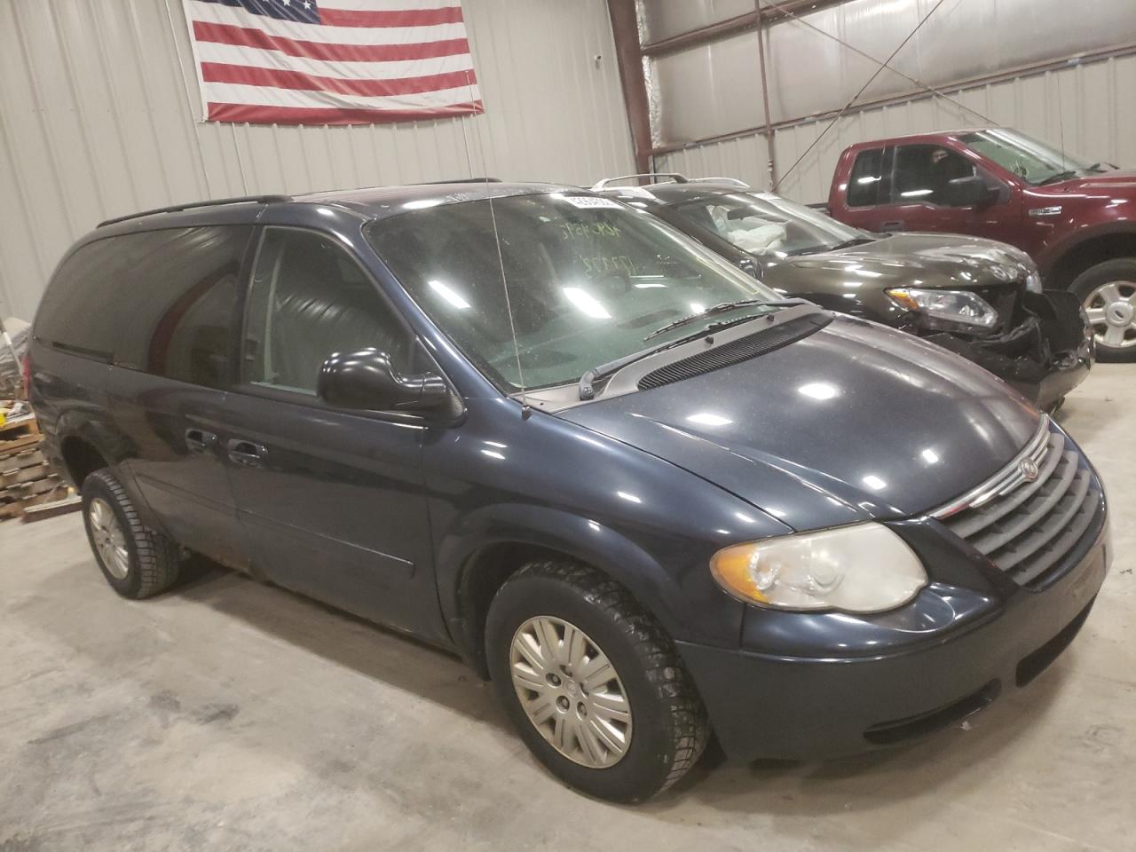 CHRYSLER TOWN & COU 2007 with VIN 2A4GP44R77R285364 - Photo from auction