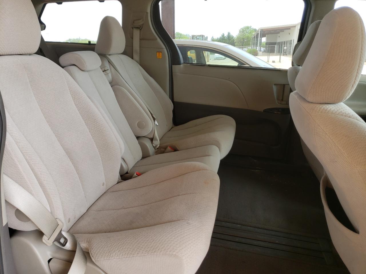 Photo 6 from auction – 2011 TOYOTA SIENNA LE with VIN 5TDKK3DC7BS163415