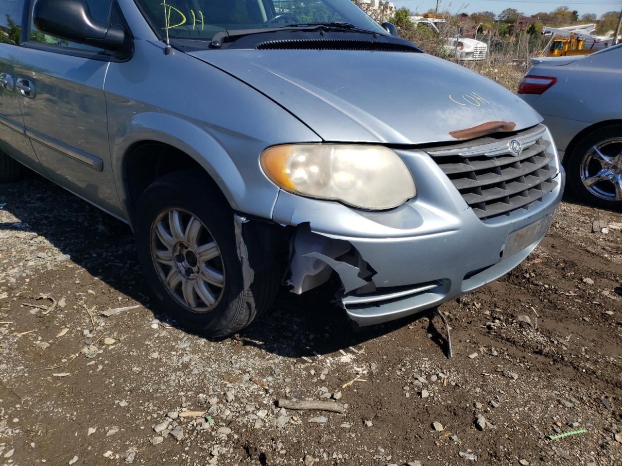 Photo 9 from auction – 2005 CHRYSLER TOWN & COU with VIN 2C4GP54L75R357250