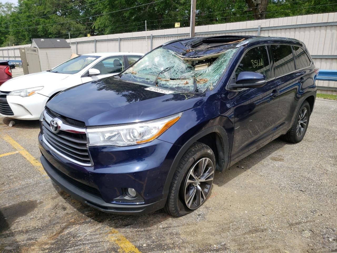 Photo 2 from auction – 2016 TOYOTA HIGHLANDER with VIN 5TDKKRFH3GS167142