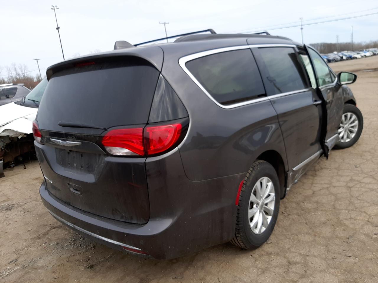 Photo 4 from auction – 2017 CHRYSLER PACIFICA T with VIN 2C4RC1BG1HR539856