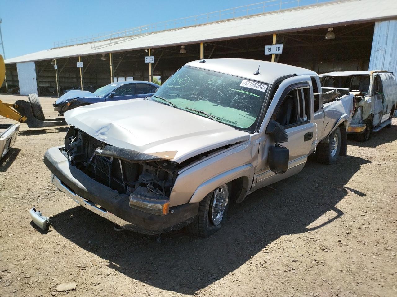 Photo 2 from auction – 2004 CHEVROLET SILVERADO with VIN 1GCHK29UX4E271106