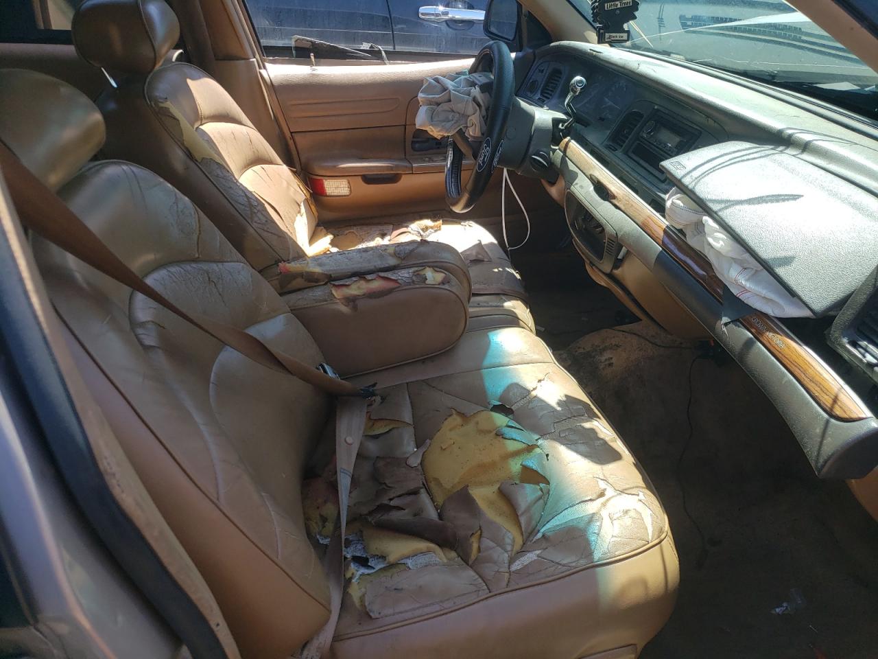 Photo 5 from auction – 1995 FORD CROWN VICT with VIN 2FALP74W2SX132445
