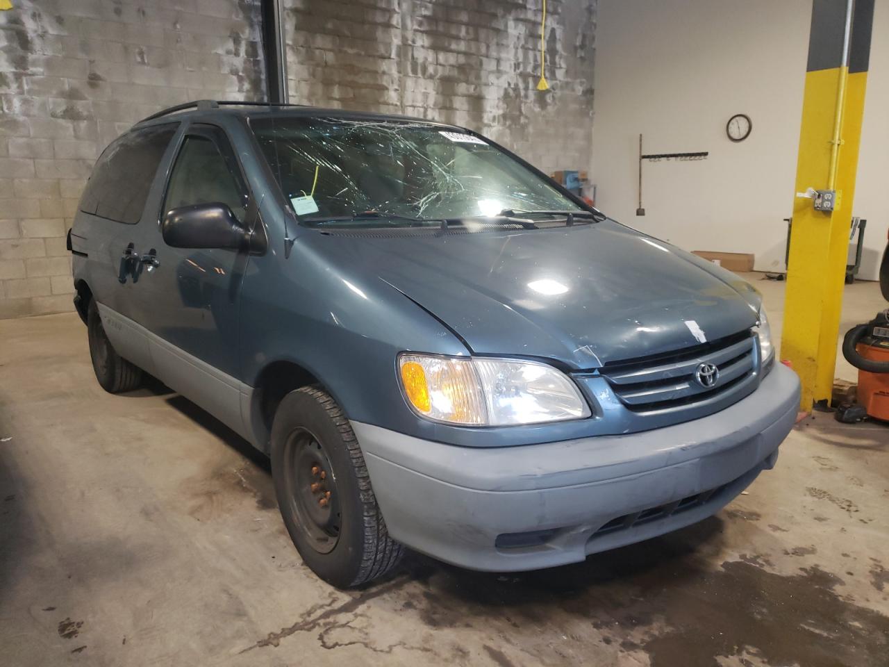 TOYOTA SIENNA LE 2001 with VIN 4T3ZF13C81U337790 - Photo from auction