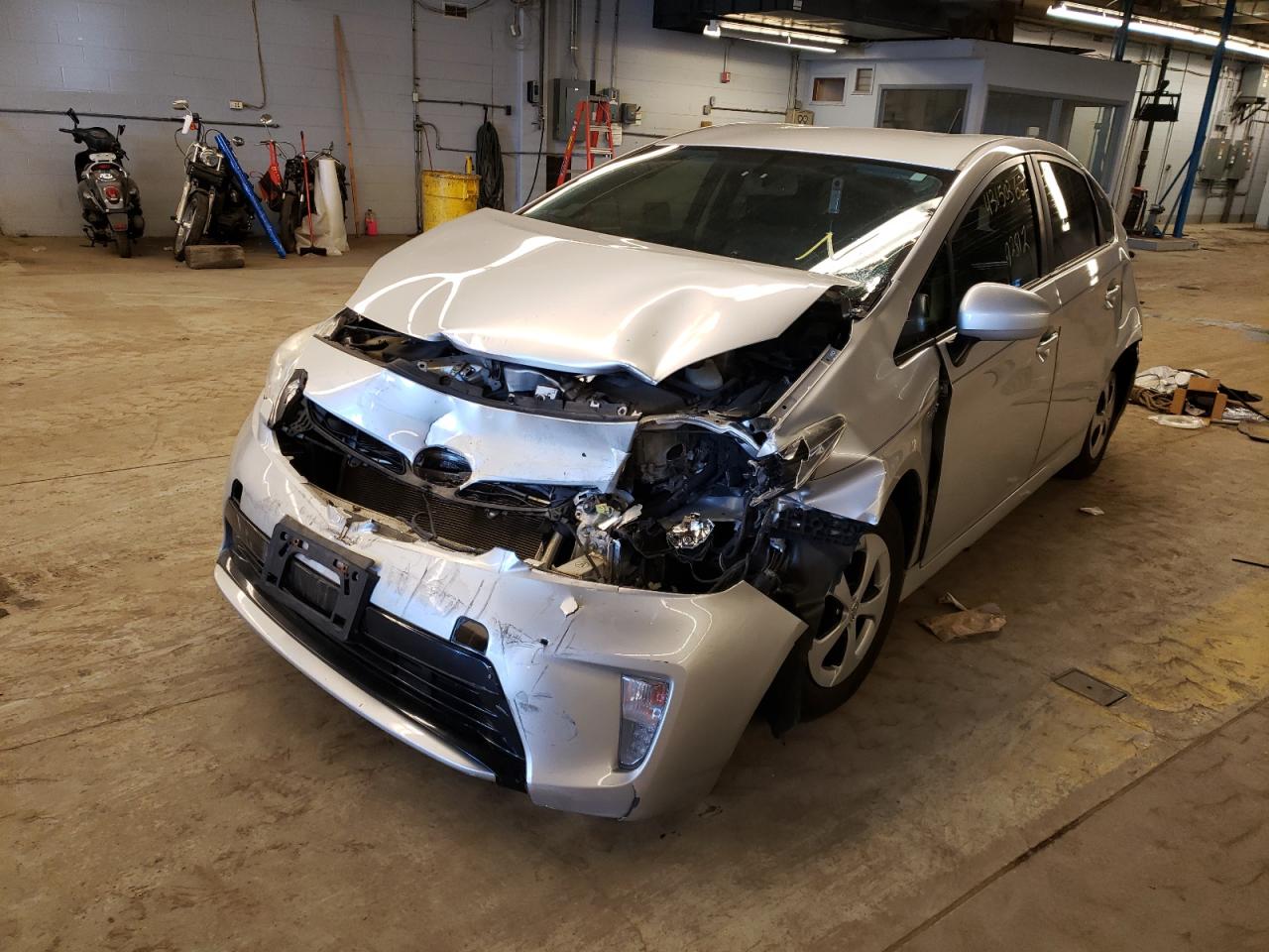 Photo 2 from auction – 2013 TOYOTA PRIUS with VIN JTDKN3DU5D5552384