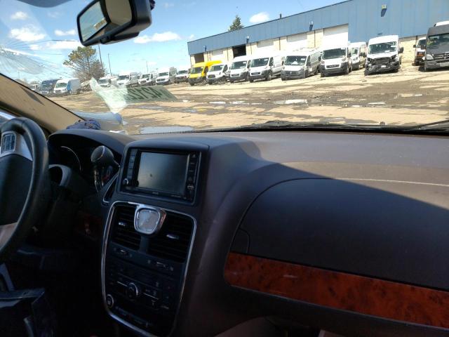Photo 9 from auction – 2016 CHRYSLER TOWN & COU with VIN 2C4RC1BGXGR290990