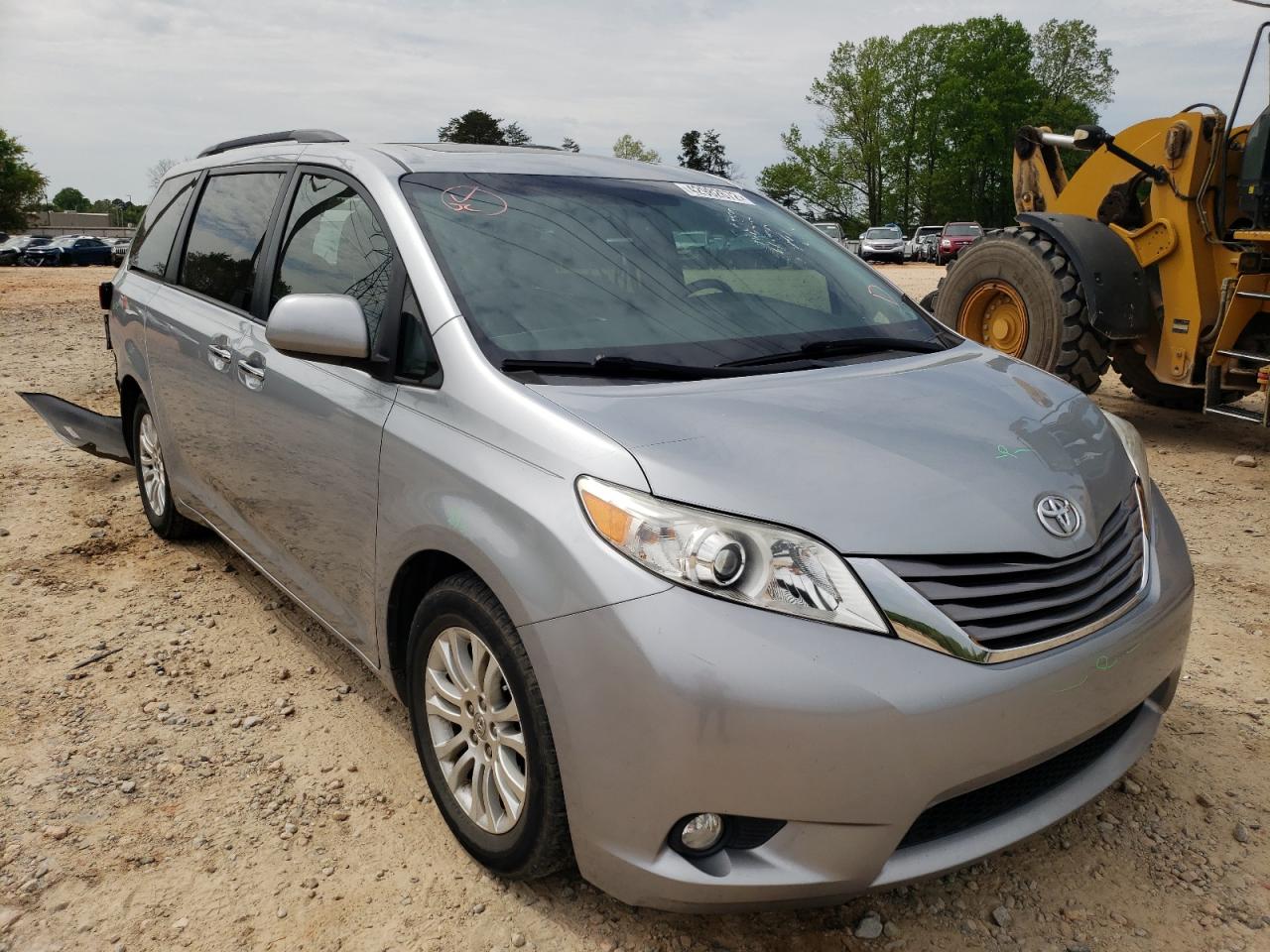 TOYOTA SIENNA XLE 2016 with VIN 5TDYK3DC8GS751504 - Photo from auction