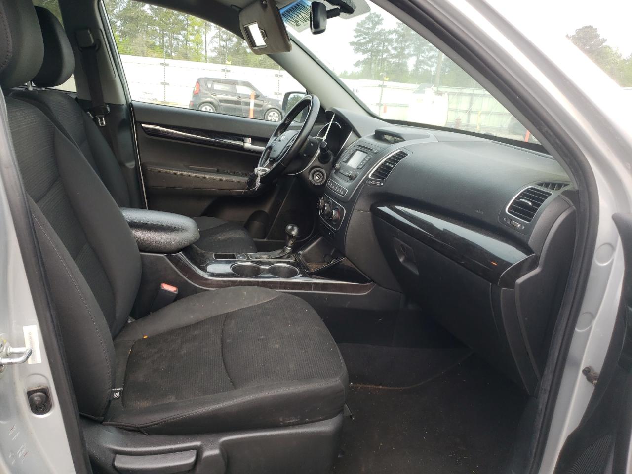 Photo 5 from auction – 2015 KIA SORENTO with VIN 5XYKT4A79FG572707