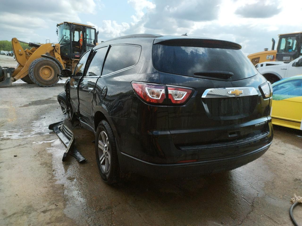 Photo 3 from auction – 2015 CHEVROLET TRAVERSE L with VIN 1GNKRGKD7FJ201685