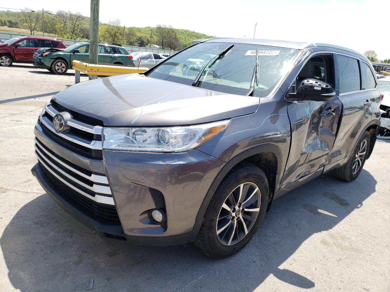 Photo 2 from auction – 2017 TOYOTA HIGHLANDER with VIN 5TDJZRFH9HS521352