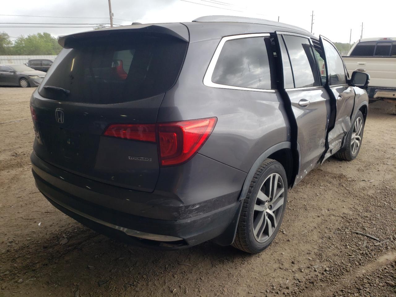Photo 4 from auction – 2017 HONDA PILOT TOUR with VIN 5FNYF5H91HB005545