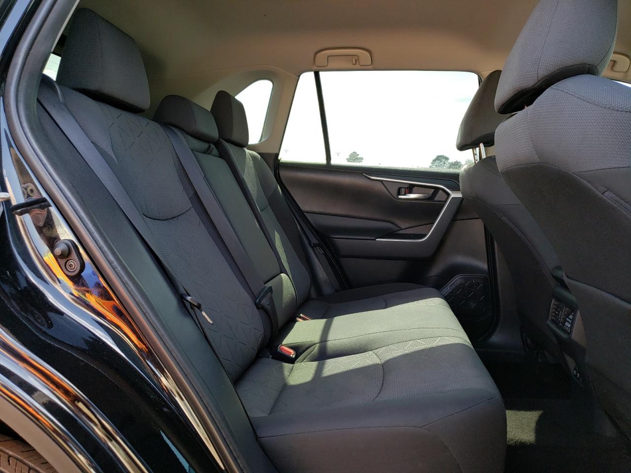 Photo 6 from auction – 2020 TOYOTA RAV4 XLE with VIN 2T3W1RFV6LC033472