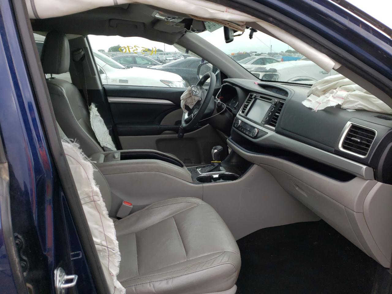 Photo 5 from auction – 2016 TOYOTA HIGHLANDER with VIN 5TDJKRFH5GS237381