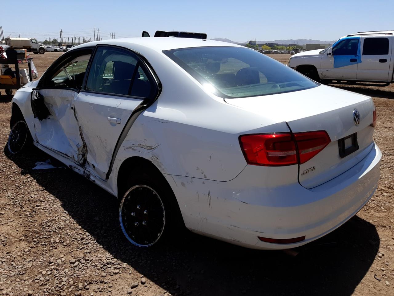Photo 3 from auction – 2015 VOLKSWAGEN JETTA BASE with VIN 3VW2K7AJ9FM357277