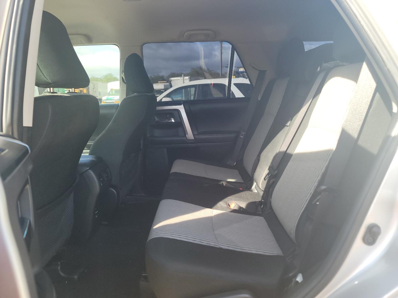 Photo 6 from auction – 2017 TOYOTA 4RUNNER SR with VIN JTEBU5JR5H5407717