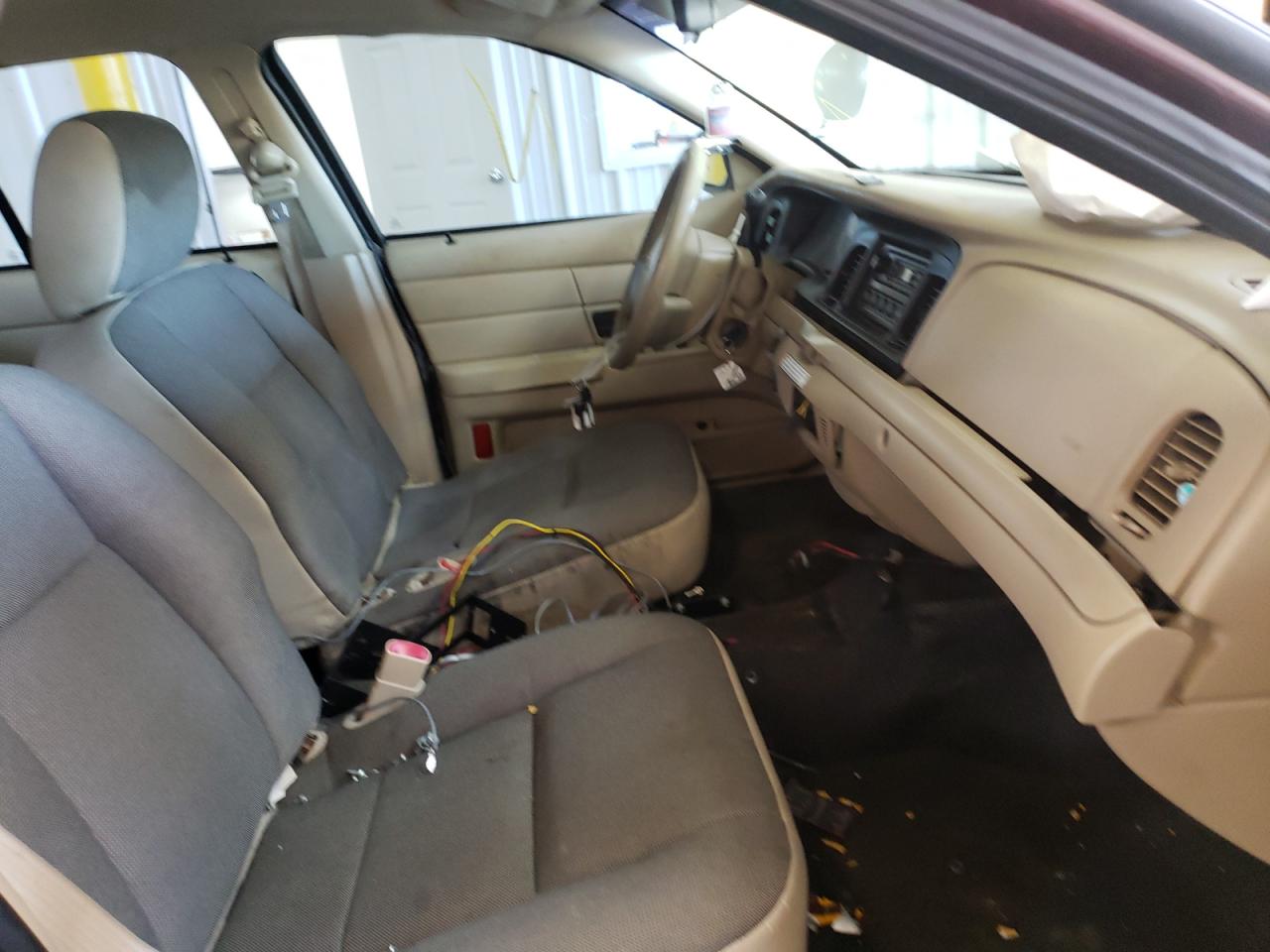 Photo 5 from auction – 2011 FORD CROWN VICT with VIN 2FABP7BV0BX144289
