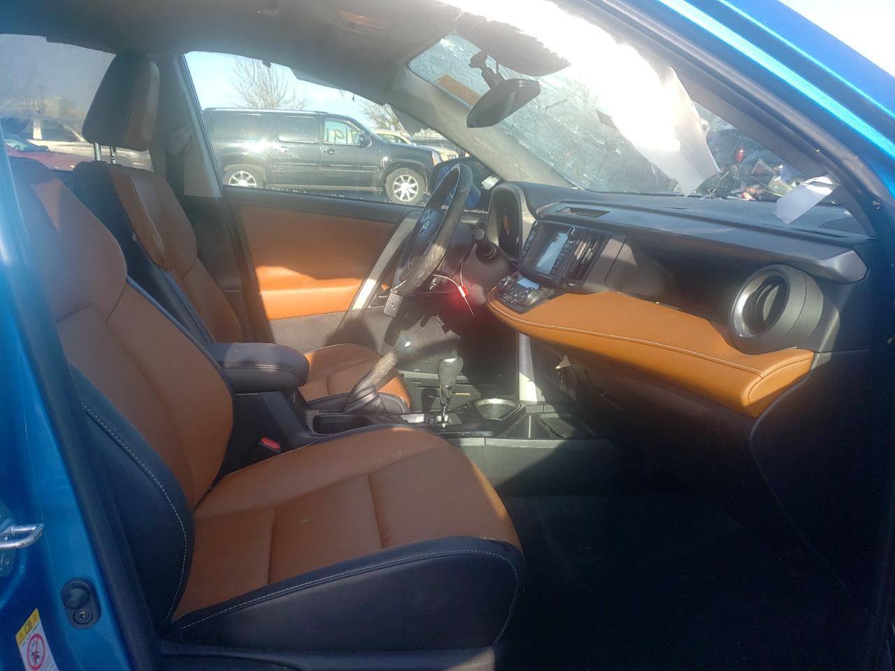 Photo 5 from auction – 2017 TOYOTA RAV4 LIMIT with VIN 2T3DFREVXHW543727