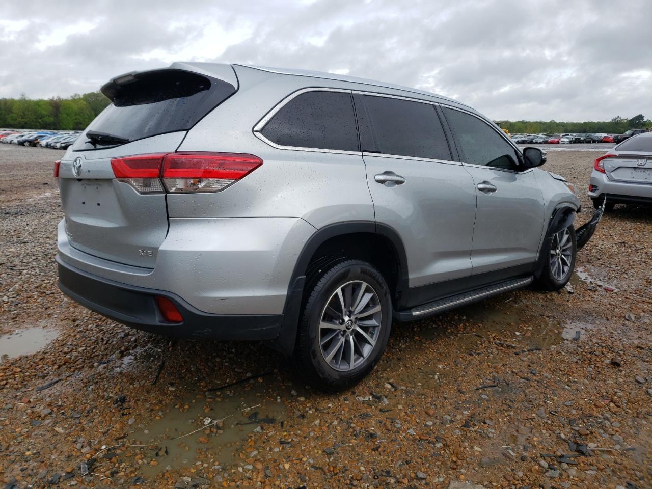 Photo 4 from auction – 2019 TOYOTA HIGHLANDER with VIN 5TDKZRFH6KS557771