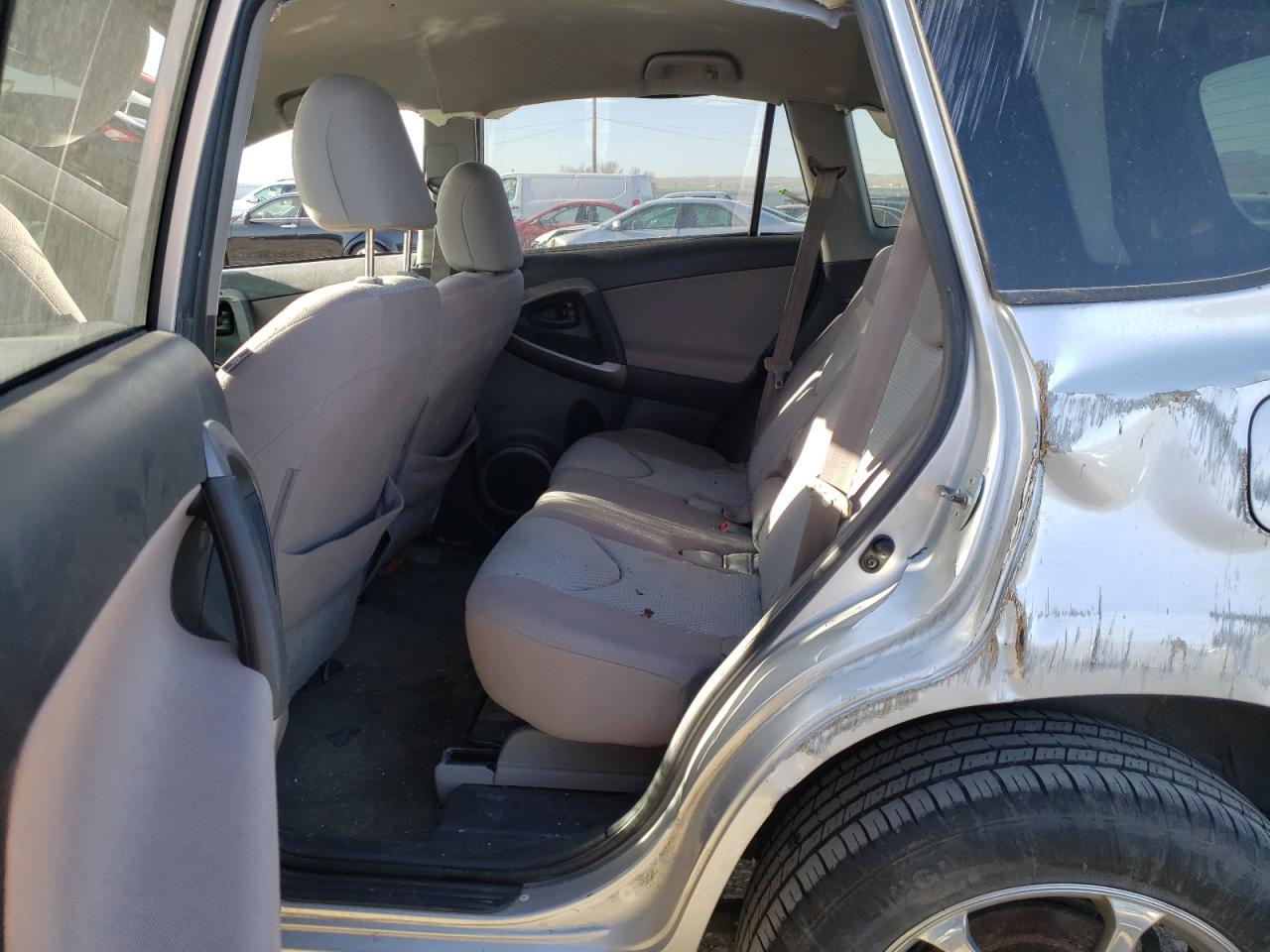 Photo 6 from auction – 2006 TOYOTA RAV4 with VIN JTMBD35V965008631