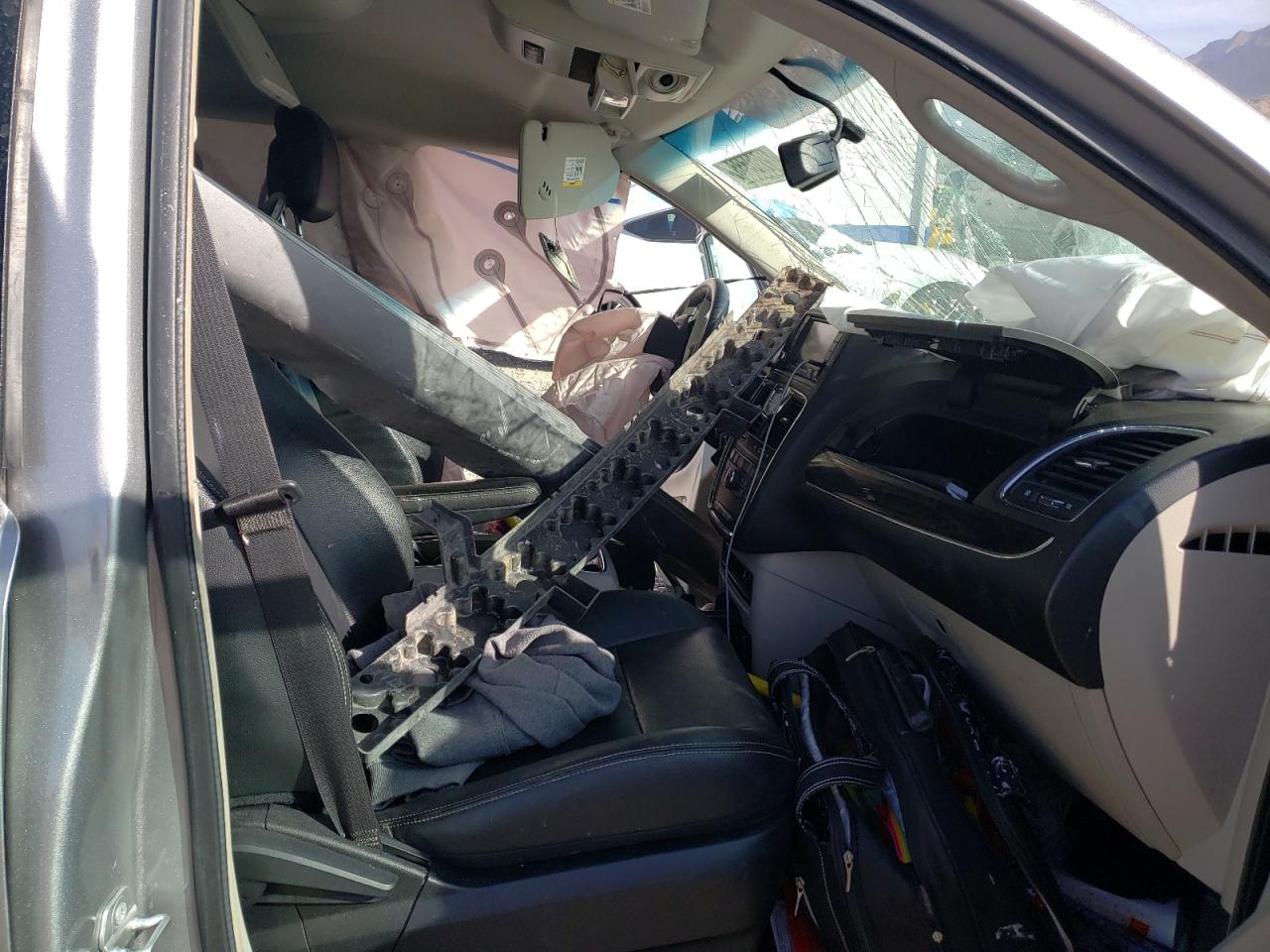 Photo 5 from auction – 2016 CHRYSLER TOWN & COU with VIN 2C4RC1BG3GR268068