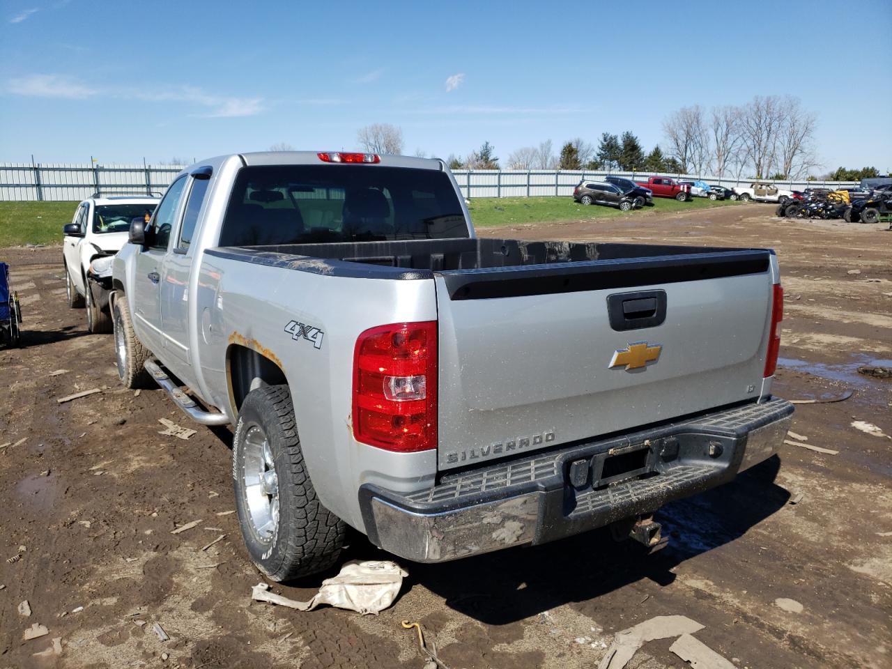 Photo 3 from auction – 2011 CHEVROLET SILVERADO with VIN 1GCRKREA2BZ364958