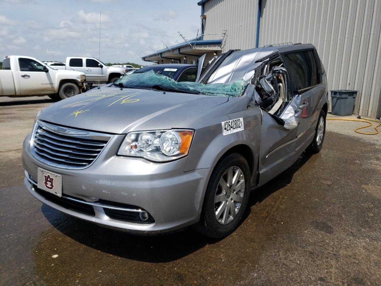 Фото 2 с аукциона – 2016 CHRYSLER TOWN & COU с VIN 2C4RC1BG3GR222000
