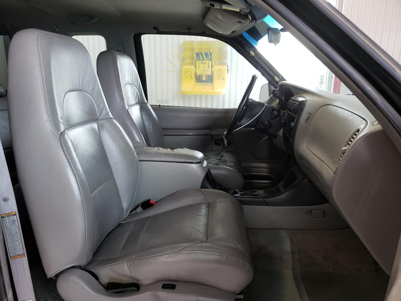 Photo 5 from auction – 1998 FORD EXPLORER with VIN 1FMYU24E0WUA48426