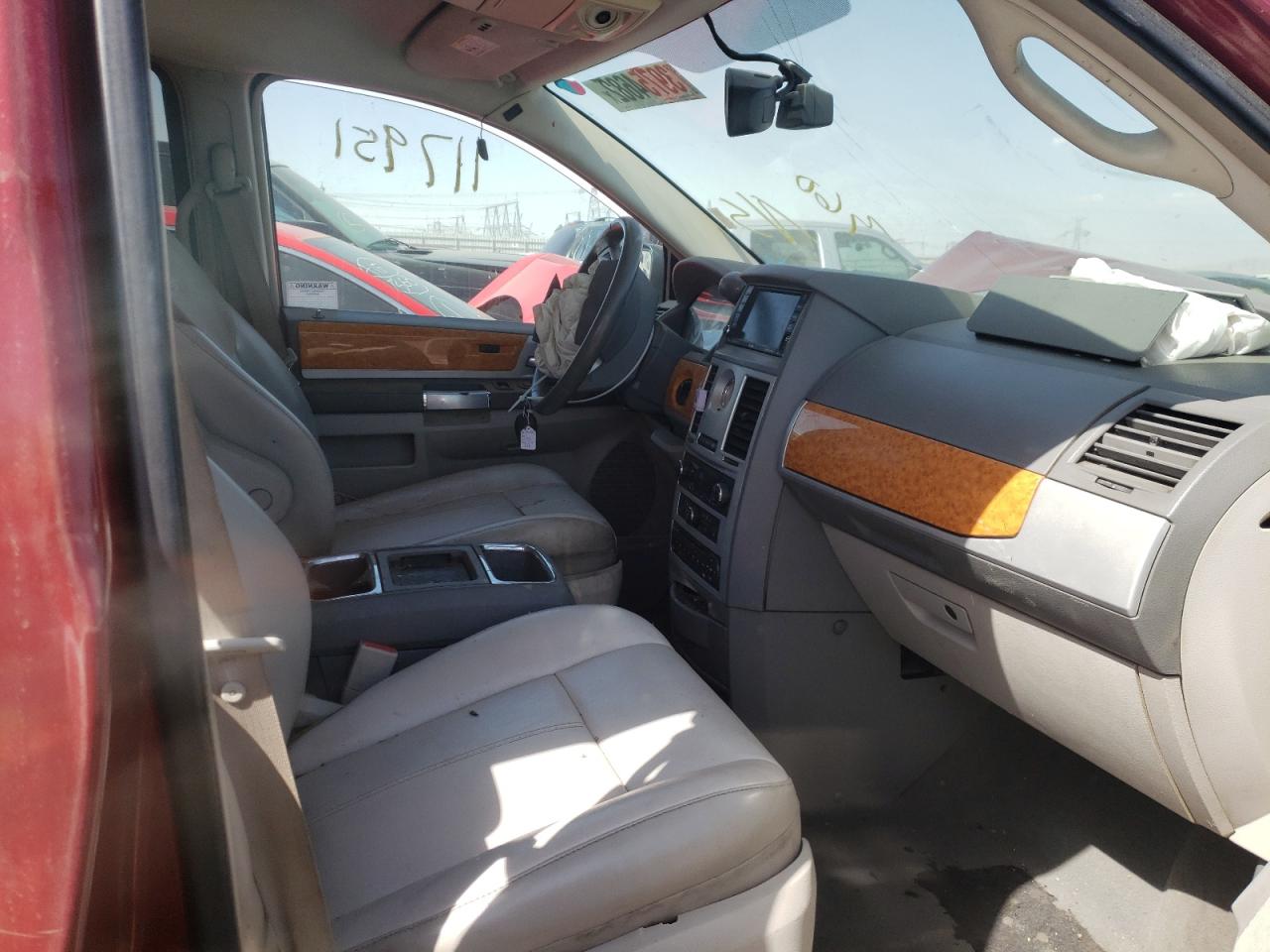 Photo 5 from auction – 2010 CHRYSLER TOWN & COU with VIN 2A4RR7DX6AR495500