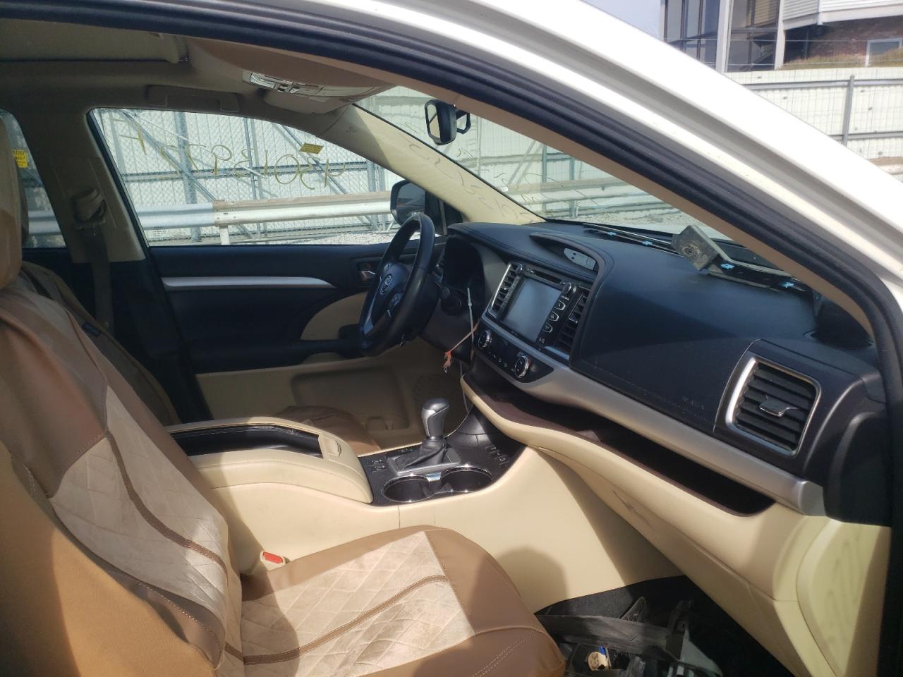 Photo 5 from auction – 2015 TOYOTA HIGHLANDER with VIN 5TDJKRFH3FS146821