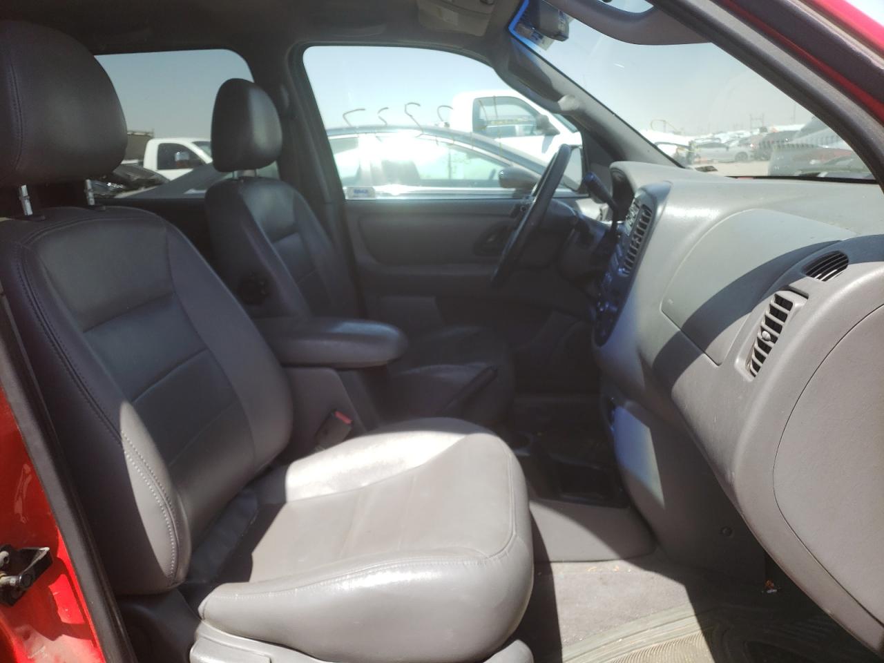 Photo 5 from auction – 2002 FORD ESCAPE XLT with VIN 1FMYU04152KE02464