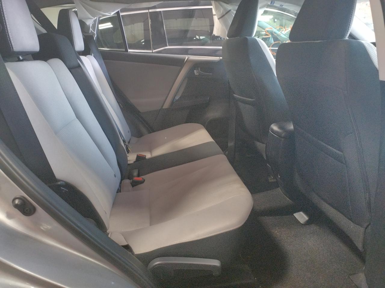 Photo 6 from auction – 2016 TOYOTA RAV4 XLE with VIN 2T3RFREV2GW534668