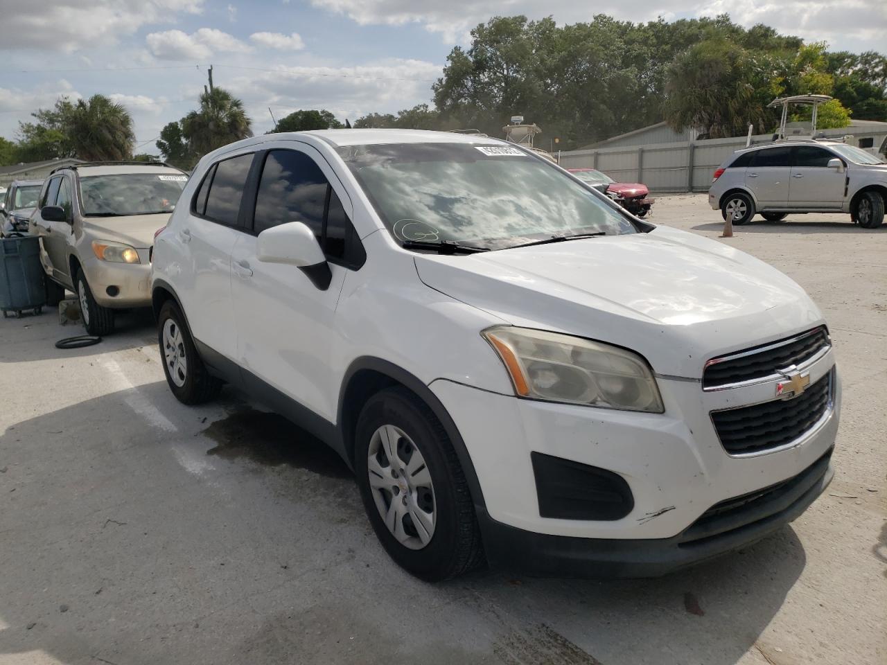 CHEVROLET TRAX LS 2015 with VIN 3GNCJKSB9FL256824 - Photo from auction