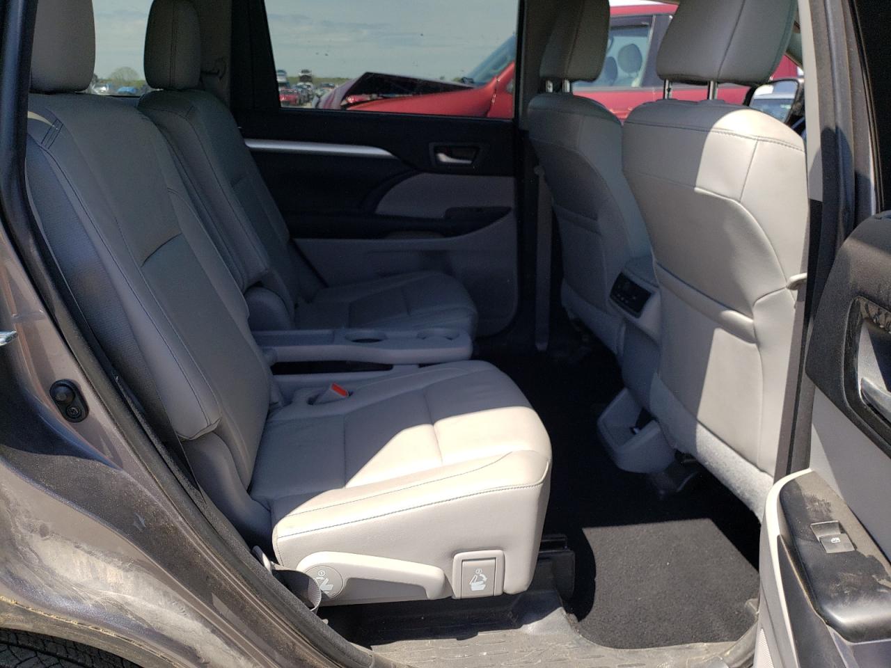 Photo 6 from auction – 2017 TOYOTA HIGHLANDER with VIN 5TDJZRFH9HS521352