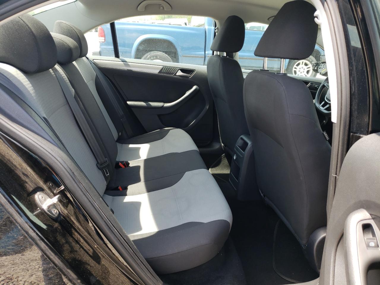 Photo 6 from auction – 2018 VOLKSWAGEN JETTA S with VIN 3VW2B7AJ9JM222115
