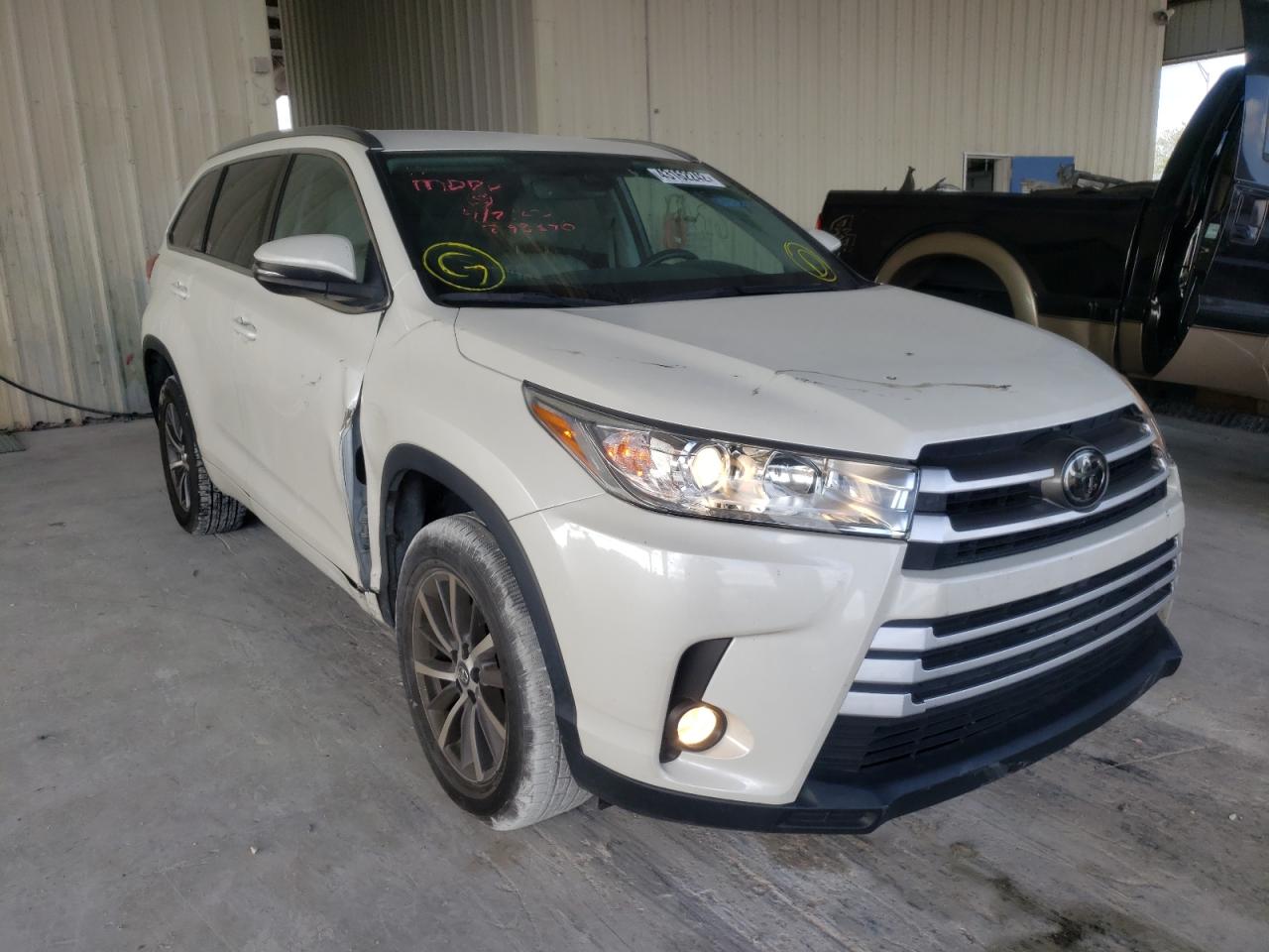 TOYOTA HIGHLANDER 2018 with VIN 5TDKZRFH4JS543365 - Photo from auction