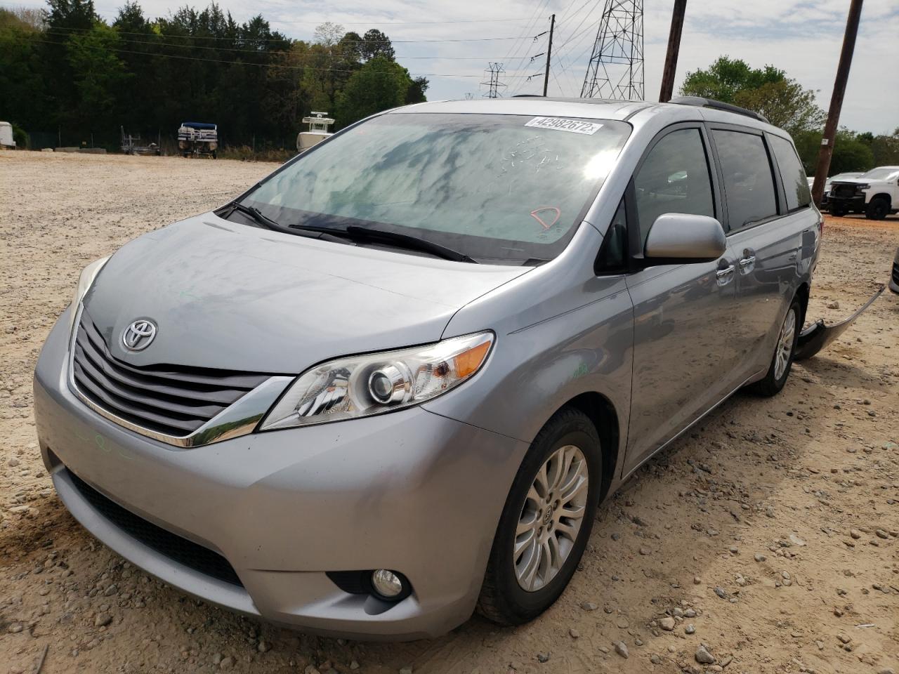 Photo 2 from auction – 2016 TOYOTA SIENNA XLE with VIN 5TDYK3DC8GS751504