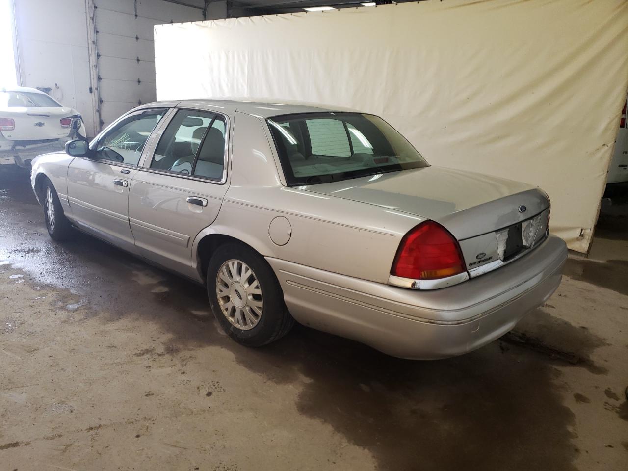 Photo 3 from auction – 2003 FORD CROWN VICT with VIN 2FAFP74W53X222770