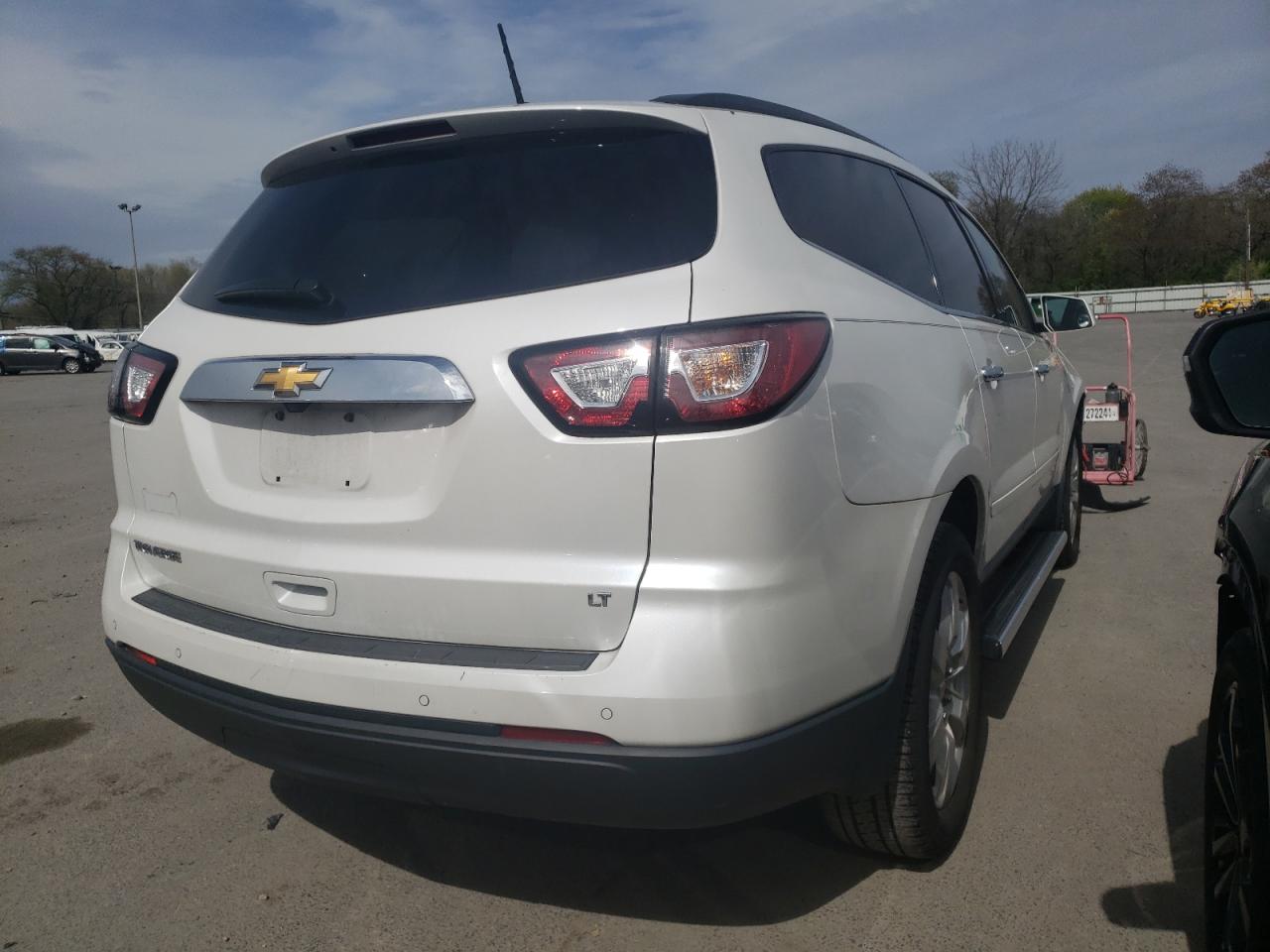 Photo 4 from auction – 2017 CHEVROLET TRAVERSE L with VIN 1GNKRGKD5HJ195727