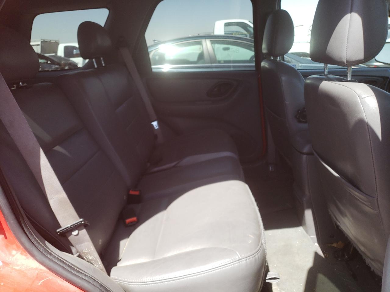 Photo 6 from auction – 2002 FORD ESCAPE XLT with VIN 1FMYU04152KE02464