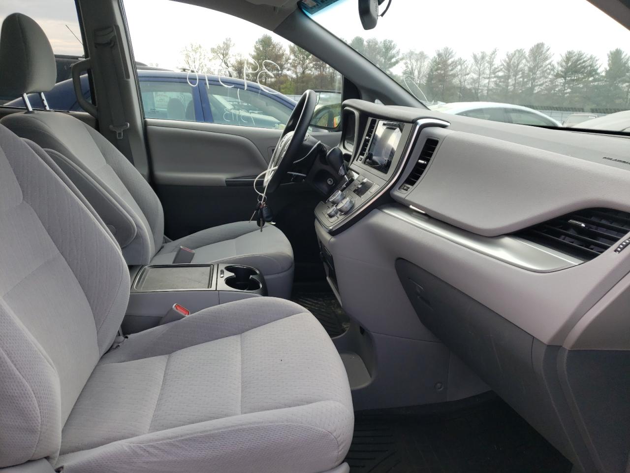 Photo 5 from auction – 2015 TOYOTA SIENNA LE with VIN 5TDKK3DCXFS677913