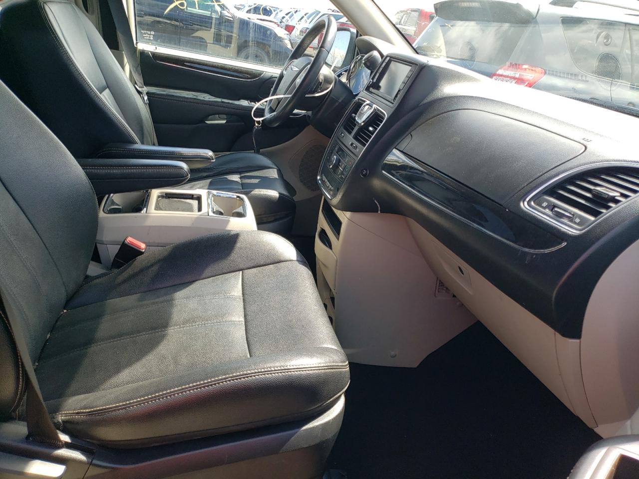 Photo 5 from auction – 2014 CHRYSLER TOWN & COU with VIN 2C4RC1BGXER326092
