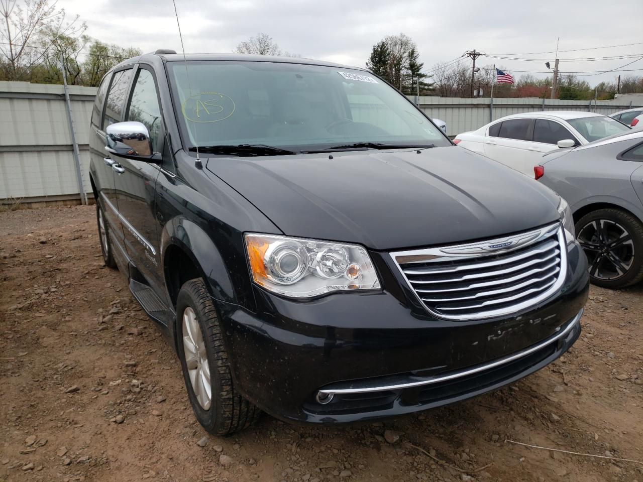 CHRYSLER TOWN & COU 2016 with VIN 2C4RC1GG7GR269538 - Photo from auction