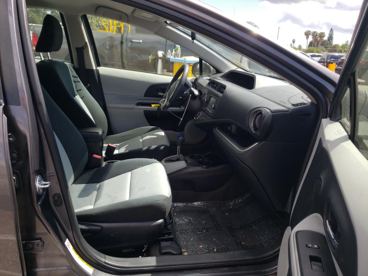 Photo 5 from auction – 2014 TOYOTA PRIUS C with VIN JTDKDTB36E1568440