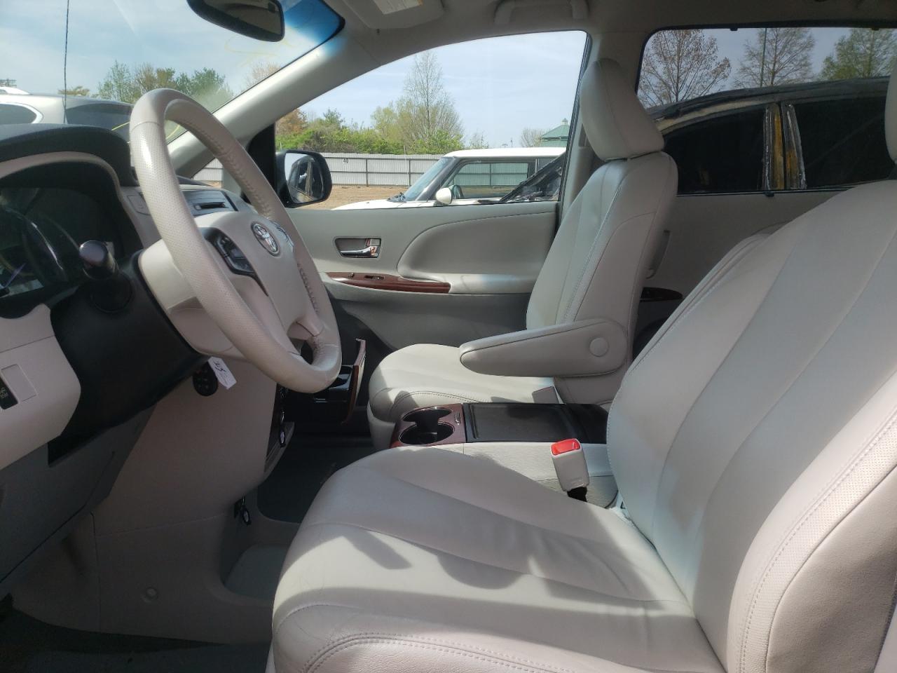 Photo 18 from auction – 2013 TOYOTA SIENNA XLE with VIN 5TDYK3DC8DS368741