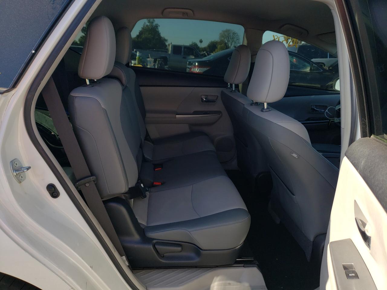 Photo 6 from auction – 2015 TOYOTA PRIUS V with VIN JTDZN3EU5FJ020222