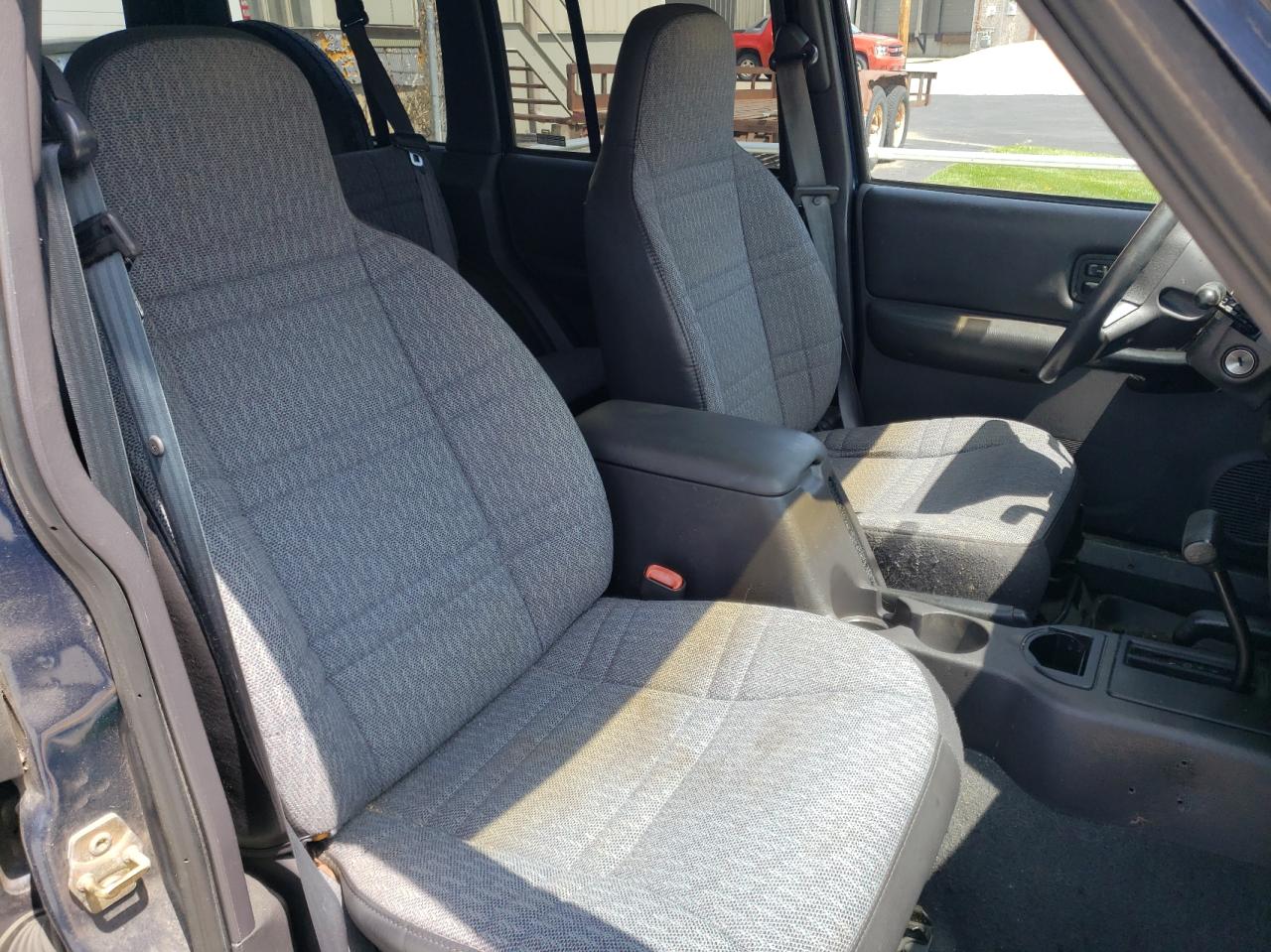 Photo 5 from auction – 2001 JEEP CHEROKEE S with VIN 1J4FF48SX1L580423